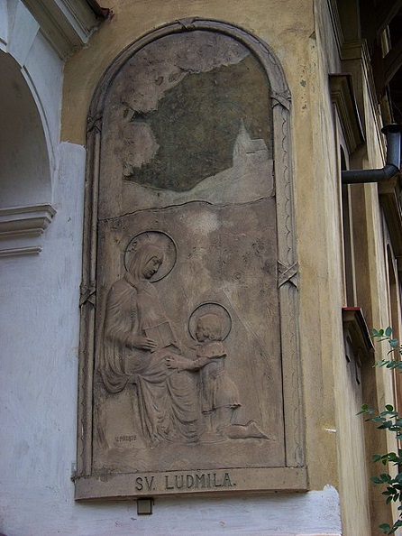Hradešínská 14, reliéf svaté Ludmily, ŠJů (cs:ŠJů), CC BY-SA 3.0, commons...