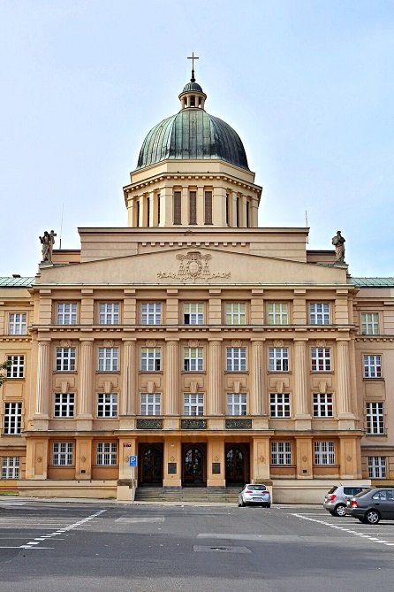 Budova fakulty v pražských Dejvicích, VitVit , CC BY-SA 4.0, cs.wikipedia