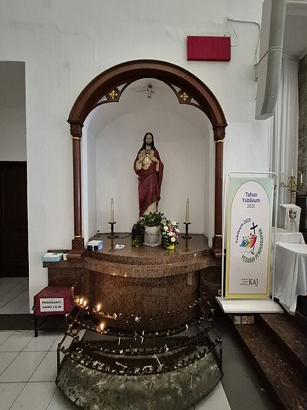 Patung Hati Kudus Yesus di Gereja Keluarga Kudus Pasar Minggu, Medelam, CC BY-SA 4.0
