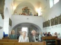 Lidé přichází do kostela Lidé přichází do kostela
