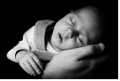 spící dítě, rodina, černobílá fotka, Public Domain CCO, www.pixabay.com