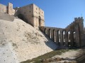 „Aleppo citadel001“ od Yosemite – Vlastní dílo. Licencováno pod Volné dílo via Wikimedia Commons - http://commons.wikime