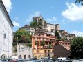 Subiaco, Opatský hrad nad obcí, volné dílo, cs.wikipedia.org Subiaco, Opatský hrad nad obcí, volné dílo, cs.wikipedia.org