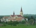 Pohled na kostel ve vesnici Jiřice u Miroslavi, Aktron, CC BY 4.0, cs.wikipedia.org