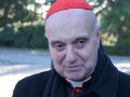 Kardinál A. Comastri 2012, Peytonlow, CC BY-SA 3.0, commons... (výřez)