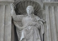 Statues in Saint Peter's Basilica, Jordiferrer, CC BY-SA 4.0, výřez, commons... Statues in Saint Peter's Basilica, Jordiferrer, CC BY-SA 4.0, výřez, commons...