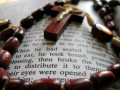 Růženec a Bible, Chris Sloane, Flickr, CC BY 2.0 DEED